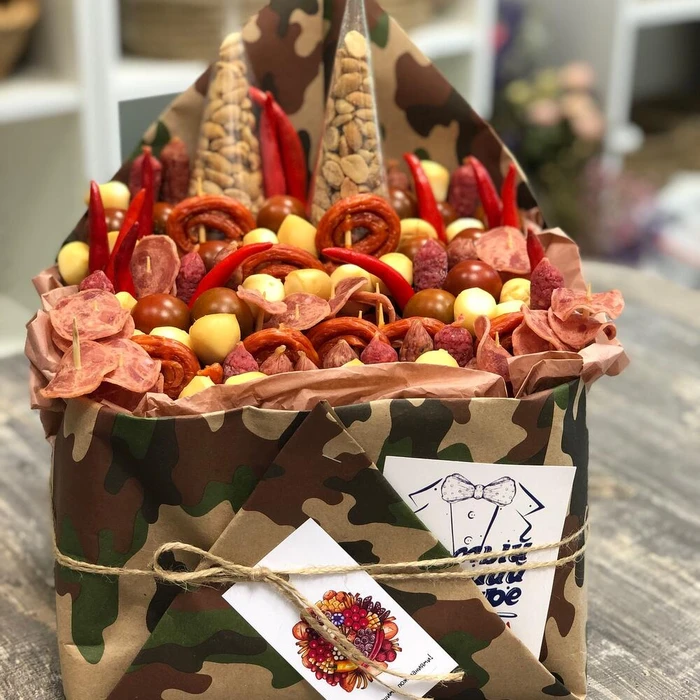 Мини композиция из сыра,колбасок и орешков